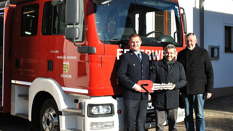 Symbolische Schlüsselübergabe in Höchheim: Feuerwehrkommandant Alexander Müller freut sich mit Bürgermeister Michael Hey (Mitte) und Gemeinderat Volker Seifert über das neue TSF-W. Symbolische Schlüsselübergabe in Höchheim: Feuerwehrkommandant Alexander Müller freut sich mit Bürgermeister Michael Hey (Mitte) und Gemeinderat Volker Seifert über das neue TSF-W.