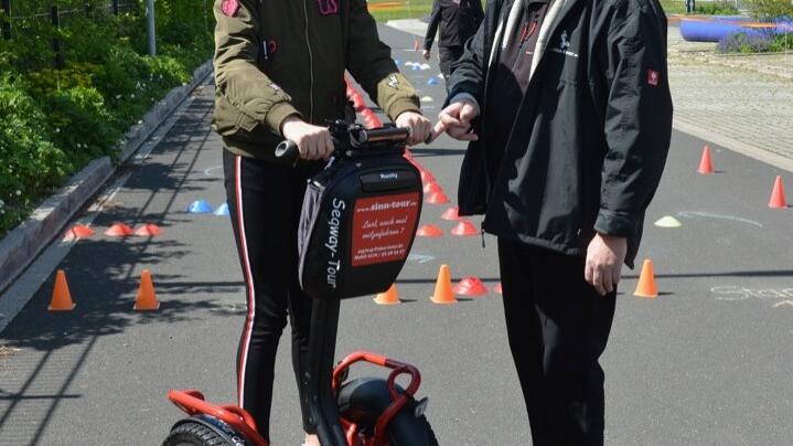 Nur mit genauen Instruktionen. Jana Hahn aus Heustreu versucht sich im Segway-Fahren. Nur mit genauen Instruktionen. Jana Hahn aus Heustreu versucht sich im Segway-Fahren.