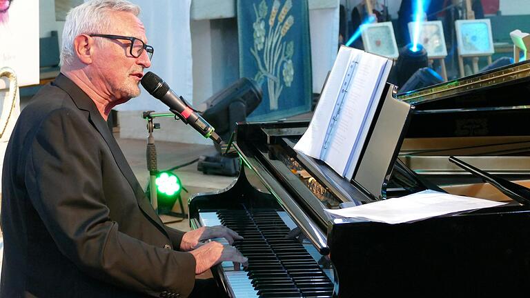 Liedermacher Konstantin Wecker gratulierte auf seine unnachahmliche Weise musikalisch. Liedermacher Konstantin Wecker gratulierte auf seine unnachahmliche Weise musikalisch.