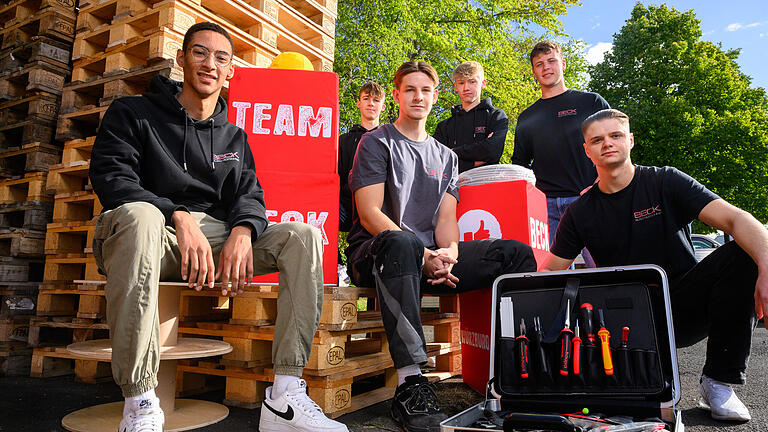 Über 40 Auszubildende helfen bei Team Elektro Beck in Würzburg, die Energiewende mitzugestalten.