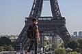 Ein Passant geht mit Mundschutzmaske über den Place du Trocadéro, während im Hintergrund ein Teil des Eiffelturms zu sehen ist. Foto: Michel Euler/AP/dpa       -  Gelten noch Corona-Regeln beim Urlaub in Frankreich? Die Corona-Regeln in europäischen Ländern im Überblick.