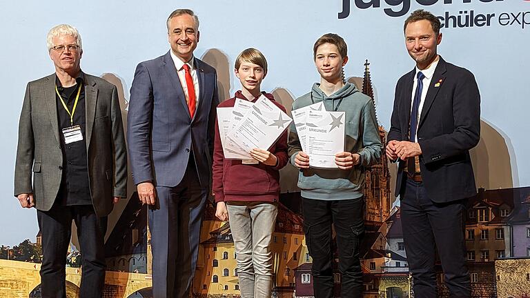 Auf dem Foto (von links): Dr. Stephan Giglberger (Patenbeauftragter der Uni Regensburg), Dr. Thomas Burger (Juror Physik), die Landessieger Physik Florian Gärtig und Raphael Jahnel, Michael Stefan (Wettbewerbsleitung 'Jugend forscht' Bayern).