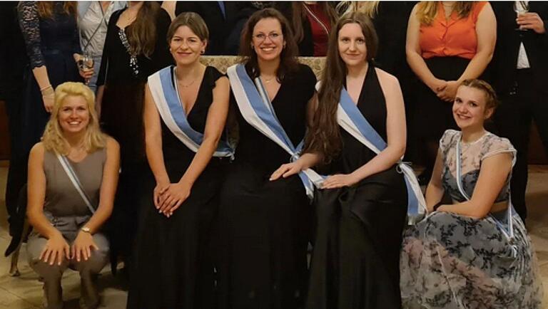 Einige Mitglieder der Akademisch Musischen Damenverbindung Danaria auf dem ersten Stiftungsfest (v. l. n. r.) Nina Rieckmann, Lisa Greßies, Regina Ödamer, Veronika Gorodetskaya und Clarissa Fitzner. Einige Mitglieder der Akademisch Musischen Damenverbindung Danaria auf dem ersten Stiftungsfest (v. l. n. r.) Nina Rieckmann, Lisa Greßies, Regina Ödamer, Veronika Gorodetskaya und Clarissa Fitzner.