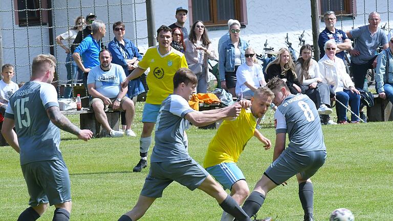 SV Detter-Weißenbach: Meister der B-Klasse Rhön 1 - Detters Matthias Vogt, zweifacher Torschütze im Spiel bei der SG Hassenbach, wird hier von zwei SG-Akteuren ausgebremst. SV Detter-Weißenbach: Meister der B-Klasse Rhön 1 - Detters Matthias Vogt, zweifacher Torschütze im Spiel bei der SG Hassenbach, wird hier von zwei SG-Akteuren ausgebremst.