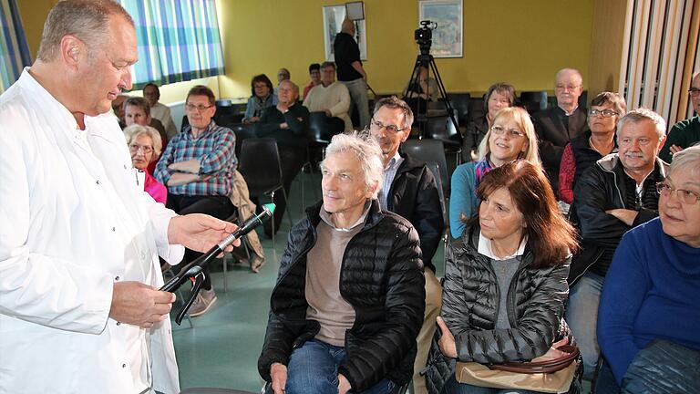 Geomed-Chefarzt Dr. Michael Dietrich zeigte den Teilnehmern des Arzt-Patienten-Seminars am Donnerstag ein Klammernahtgerät, das bei bestimmten Hämorrhoiden-Problemen eingesetzt wird.