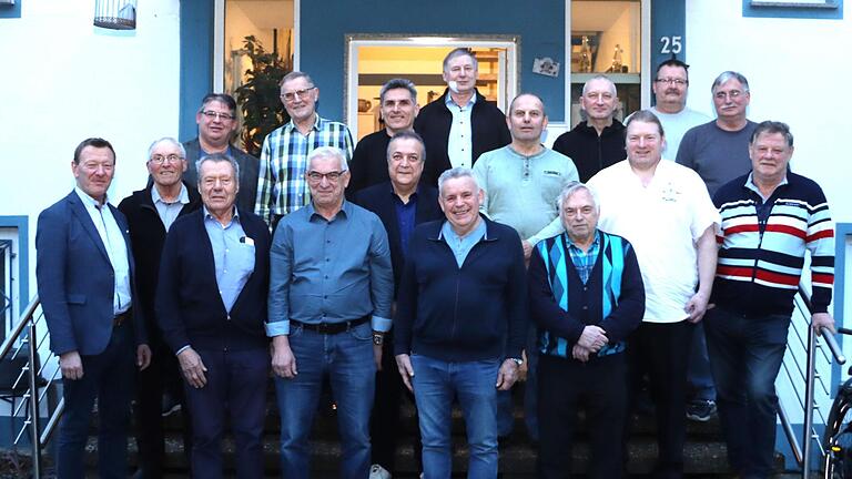 Freuten sich über die Ehrungen in der NGG (von links, vorn) Bürgermeister Peter Juks, Edgar Pfeuffer, Robert Bausewein, Albert Weber, Ibo Ocak (Regionsvorsitzender NGG Unterfranken), Alois Schimmer, Ingo Pregitzer, Karlheinz Hartung, Bernd Heinisch und Burkard Wissmann, (hinten) Udo Zimmermann, Herrmann Metzger, Thomas Griesmann, Wilfried Fleischmann, Oliver Baderschneider, Heinrich Mündlein und Martin Wiehl. Freuten sich über die Ehrungen in der NGG (von links, vorn) Bürgermeister Peter Juks, Edgar Pfeuffer, Robert Bausewein, Albert Weber, Ibo Ocak (Regionsvorsitzender NGG Unterfranken), Alois Schimmer, Ingo Pregitzer, Karlheinz Hartung, Bernd Heinisch und Burkard Wissmann, (hinten) Udo Zimmermann, Herrmann Metzger, Thomas Griesmann, Wilfried Fleischmann, Oliver Baderschneider, Heinrich Mündlein und Martin Wiehl.