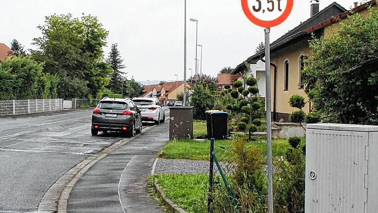 Neue Schilder: Durchfahrtsverbot für Schwerverkehr.