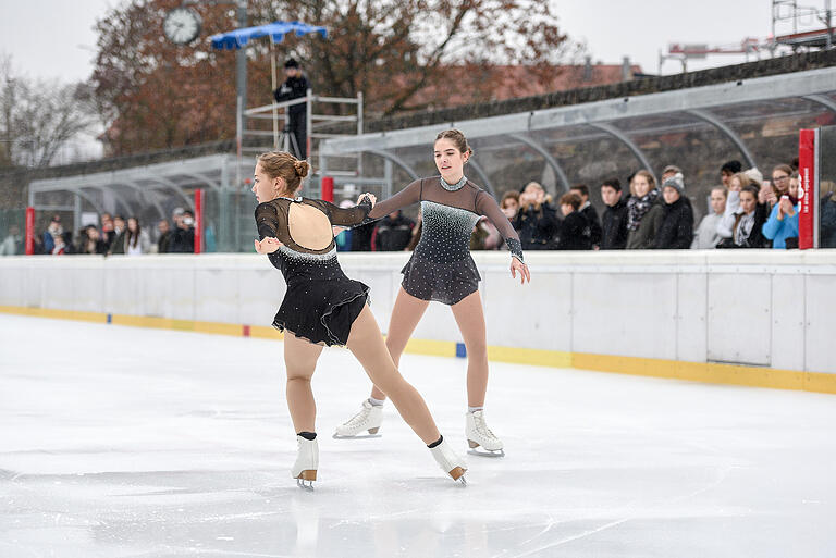 Zur Einweihung der Eisbahn am Nigglweg zeigten Eisläuferinnen des WERV ihre Künste. Zur Einweihung der Eisbahn am Nigglweg zeigten Eisläuferinnen des WERV ihre Künste. 