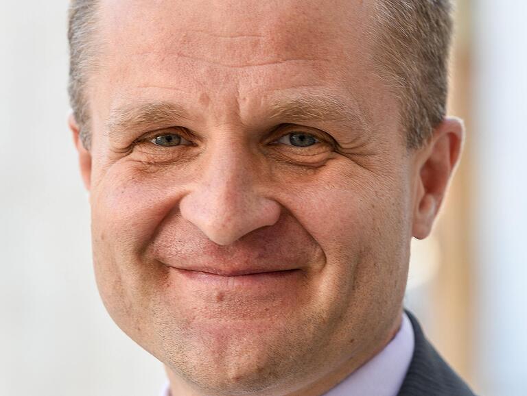 Stephan Fasshauer ist Direktor der Deutschen Rentenversicherung Bund. Er hat in Würzburg Volkswirtschaftslehre studiert. Stephan Fasshauer ist Direktor der Deutschen Rentenversicherung Bund. Er hat in Würzburg Volkswirtschaftslehre studiert.