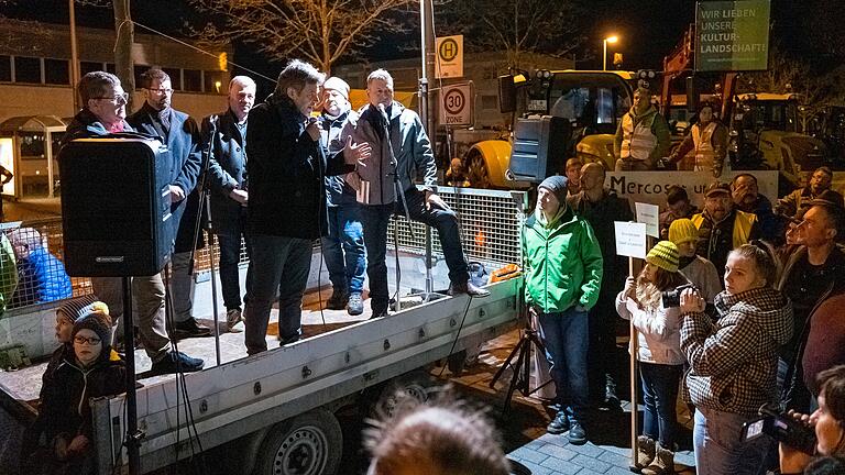 Bauern im Dialog mit Robert Habeck: Der Bundesvorsitzende der Partei stellte sich in Aschaffenburg beim Neujahrsempfang der Grünen den protestierenden Landwirten. Die Initiative 'Land schafft Verbindung' demonstrierte mit Traktoren gegen die aktuelle Landwirtschaftspolitik und suchte die Diskussion mit Habeck. Bauern im Dialog mit Robert Habeck: Der Bundesvorsitzende der Partei stellte sich in Aschaffenburg beim Neujahrsempfang der Grünen den protestierenden Landwirten. Die Initiative 'Land schafft Verbindung' demonstrierte mit Traktoren gegen die aktuelle Landwirtschaftspolitik und suchte die Diskussion mit Habeck.