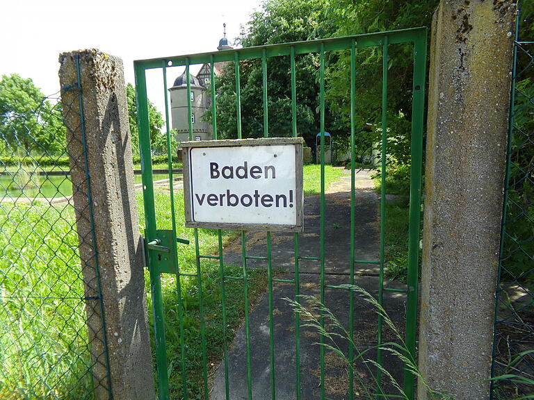Das Schild am Tor das Waldmannshöfer Feuerlöschteichs verbietet seit
langem eine anderweitige Nutzung. Das Schild am Tor das Waldmannshöfer Feuerlöschteichs verbietet seit
langem eine anderweitige Nutzung.