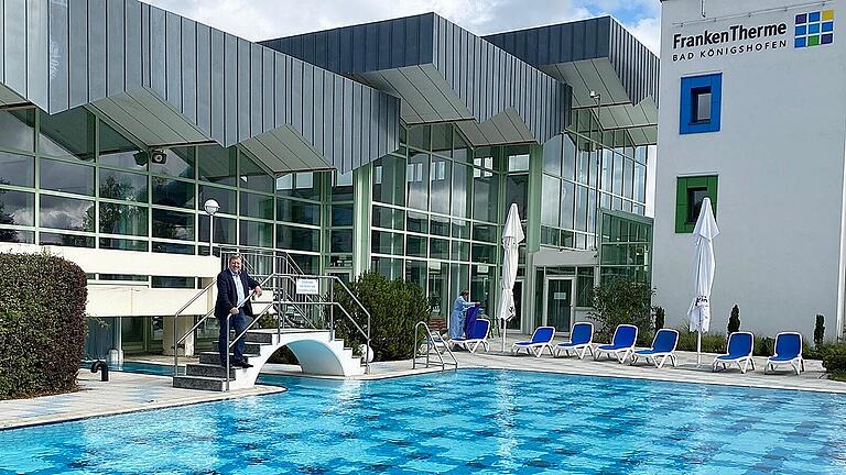 Das Außenbecken der Frankentherme in Bad Königshofen bleibt nach wie vor geöffnet. Eventuell wird hier in den Wintermonaten die Wassertemperatur etwas reduziert Das Außenbecken der Frankentherme in Bad Königshofen bleibt nach wie vor geöffnet. Eventuell wird hier in den Wintermonaten die Wassertemperatur etwas reduziert