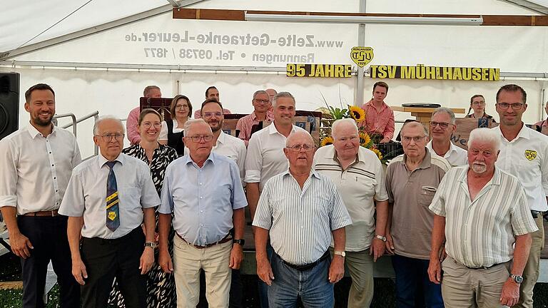 Für 60 bis 70 Jahre Mitgliedschaft wurden geehrt (von links): 1. Bürgermeister Werneck Sebastian, Ehrenvorstand Heinrich König, Stefanie Redelberger (Vorstandschaft), Erich Hemmerlein, Thomas Staudigel (Vorstandschaft), Christian Koos (Vorstandschaft), Robert Kömm, Hermann Fischer, Roland Göbel, Reinhard Stark (Vorstandschaft), Hilmar König, Thorsten Eschenbach (1. Vorstand). Für 60 bis 70 Jahre Mitgliedschaft wurden geehrt (von links): 1. Bürgermeister Werneck Sebastian, Ehrenvorstand Heinrich König, Stefanie Redelberger (Vorstandschaft), Erich Hemmerlein, Thomas Staudigel (Vorstandschaft), Christian Koos (Vorstandschaft), Robert Kömm, Hermann Fischer, Roland Göbel, Reinhard Stark (Vorstandschaft), Hilmar König, Thorsten Eschenbach (1. Vorstand).