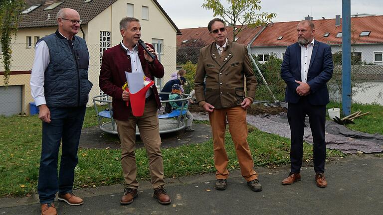 Gratulation zum Jubiläum des Obst- und Gartenbauvereins Gerbrunn. Von links: Zweiter Vereinsvorsitzender Bruno Kraft, Bezirksvorsitzender Thorsten Schwab, Vorsitzender Alfred Engert sowie Landrat und Kreisvorsitzender Thomas Eberth. Der Lederhülsenbaum im Hintergrund wurde anlässlich des 120-jährigen Gründungsjubiläums gepflanzt.