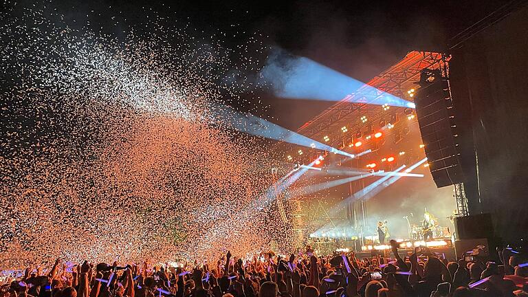 Tag 2 beim Streutal-Festival in Mellrichstadt: Tausende Fans feierten die Band Silbermond am Samstagabend auf der Streuwiese.