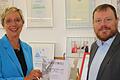Markus Zahner (Servicestelle der Oskar-Patzelt-Stiftung) überreicht die Urkunde an Geschäftsführerin Anne Feulner.