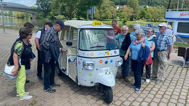 Regelmäßig wird das Dreirad von Passanten bestaunt, wie hier von einer Rentner-Reisegruppe. Regelmäßig wird das Dreirad von Passanten bestaunt, wie hier von einer Rentner-Reisegruppe.