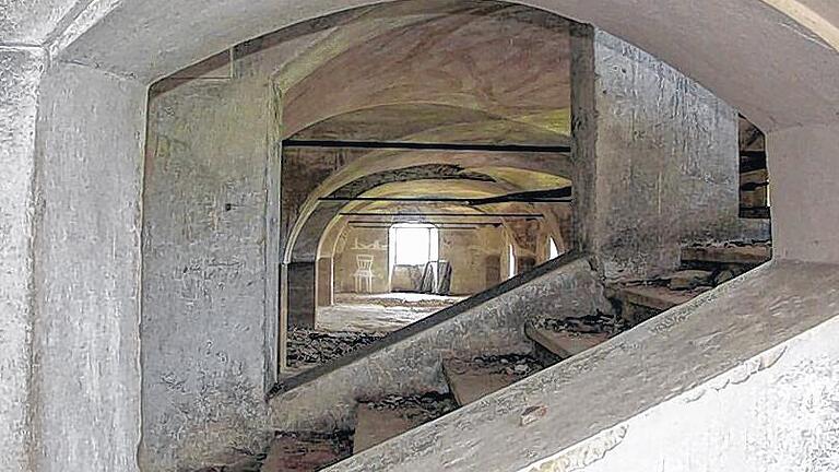 Durchblicke: Das Treppenhaus könnte auch zu einem Schloss gehören. Durchblicke: Das Treppenhaus könnte auch zu einem Schloss gehören.