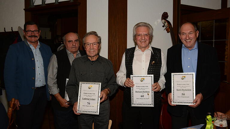Im Rahmen der Veranstaltung ehrte der Vorsitzende des MGV, Ralf Endres, langjährige Mitglieder:
Von links nach rechts: Vorsitzender Ralf Endres. Walter Heunisch (60 Jahre Mitgliedschaft), Ludwig Geiger (70 Jahre Singen im Chor), Burkard Rebhan (60 Jahre Singen im Chor), Karl Meckelein (50 Jahre Mitgliedschaft) Im Rahmen der Veranstaltung ehrte der Vorsitzende des MGV, Ralf Endres, langjährige Mitglieder:
Von links nach rechts: Vorsitzender Ralf Endres. Walter Heunisch (60 Jahre Mitgliedschaft), Ludwig Geiger (70 Jahre Singen im Chor), Burkard Rebhan (60 Jahre Singen im Chor), Karl Meckelein (50 Jahre Mitgliedschaft)