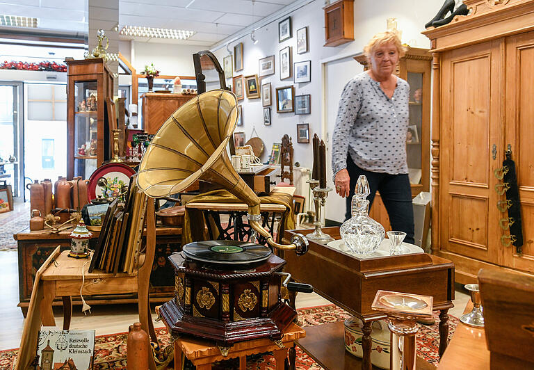 Schöne alte Sachen verkauft Barbara Zell in ihrem Laden. Schöne alte Sachen verkauft Barbara Zell in ihrem Laden.