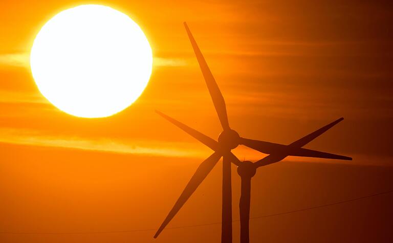 Wichtig ist auch im Landkreis Kitzingen der richtige Mix aus Sonnen- und Windkraft beim Ausbau der erneuerbaren Energien (Symbolfoto). Wichtig ist auch im Landkreis Kitzingen der richtige Mix aus Sonnen- und Windkraft beim Ausbau der erneuerbaren Energien (Symbolfoto). 