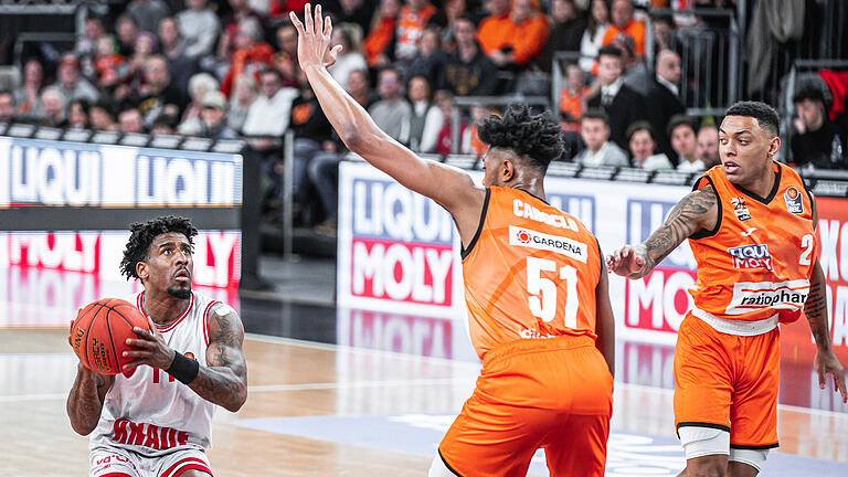 Stanley Whittaker (am Ball) überragte beim Auswärtssieg der Würzburg Baskets in Ulm. Mit 21 Punkten war er auch bester Punktesammler seiner Mannschaft.