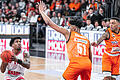 Stanley Whittaker (am Ball) überragte beim Auswärtssieg der Würzburg Baskets in Ulm. Mit 21 Punkten war er auch bester Punktesammler seiner Mannschaft.
