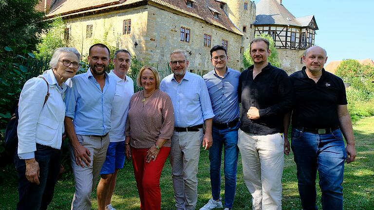 Bayerische Liberale in seltener Feierlaune: Adelheid Zimmermann aus Bad Brückenau, der Landesvorsitzende Martin Hagen, Axel Schöll vom Kreisverband Schweinfurt, die Ehrenvorsitzende Sabine Leutheusser-Schnarrenberger, Gastgeber Karl Stauffenberg (Kreisverband Rhön-Grabfeld), Michael Keupp (Haßberge), Max Hümmer und Oliver Zimmer (Kreisverband Bad Kissingen). Bayerische Liberale in seltener Feierlaune: Adelheid Zimmermann aus Bad Brückenau, der Landesvorsitzende Martin Hagen, Axel Schöll vom Kreisverband Schweinfurt, die Ehrenvorsitzende Sabine Leutheusser-Schnarrenberger, Gastgeber Karl Stauffenberg (Kreisverband Rhön-Grabfeld), Michael Keupp (Haßberge), Max Hümmer und Oliver Zimmer (Kreisverband Bad Kissingen).