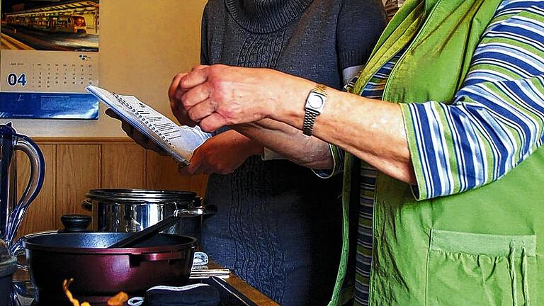 Fröhliche Kochzeit: Vor allem auf die Erfahrung der Obbacher Seniorinnen, hier Helene Heinz am Herd, setzte Sandra Lachnitt, die zum 1200. Dorfjubiläum Obbachs am 9. Mai eine Sammlung fast vergessener, aber auch moderner Rezepte zusammentrug.
