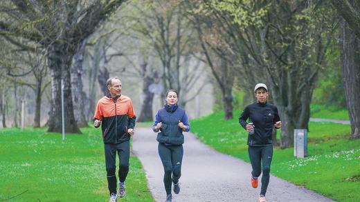 Einstimmung: Fast rundum die Uhr sind die Läufer schon seit Wochen am Main unterwegs, um sich auf die Veranstaltungen im Frühjahr vorzubereiten. Einstimmung: Fast rundum die Uhr sind die Läufer schon seit Wochen am Main unterwegs, um sich auf die Veranstaltungen im Frühjahr vorzubereiten.