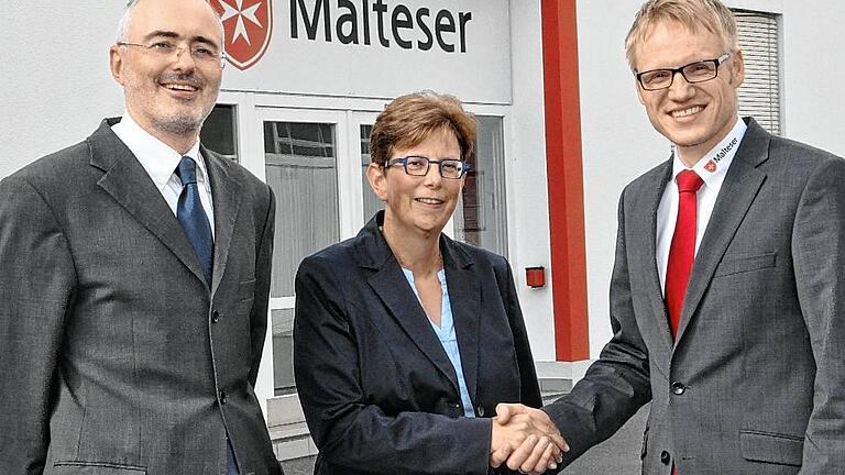 Diözesangeschäftsführer Stefan Dobhan (rechts) und Diözesanhospizreferent Georg Bi-schof (links) heißen die neue Leiterin des Malteser Kinderpalliativteams Unterfranken Elke Schellenberger herzlich bei den Maltesern willkommen.