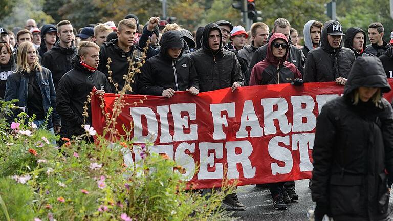 Fanmarsch von Kickers-Anhängern - Zahlreiche Kickers-Anhänger waren im Oktober 2016 zum ersten Bayernliga-Derby beim Würzburger FV in die Mainaustraße gepilgert. Wie viele Fans der Blauen zum Rückspiel aufs Sportgelände Sieboldhöhe kommen, ist unklar. Ein Großteil von ihnen plant einen Boykott des Stadtduelles. Fanmarsch von Kickers-Anhängern - Zahlreiche Kickers-Anhänger waren im Oktober 2016 zum ersten Bayernliga-Derby beim Würzburger FV in die Mainaustraße gepilgert. Wie viele Fans der Blauen zum Rückspiel aufs Sportgelände Sieboldhöhe kommen, ist unklar. Ein Großteil von ihnen plant einen Boykott des Stadtduelles.