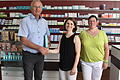 Freude über den Verbleib der Apotheke in Lengfurt: (von links) Bürgermeister Norbert Endres, Inhaberin Nina Wiegard und Filialleiterin Dunja Kollek.
