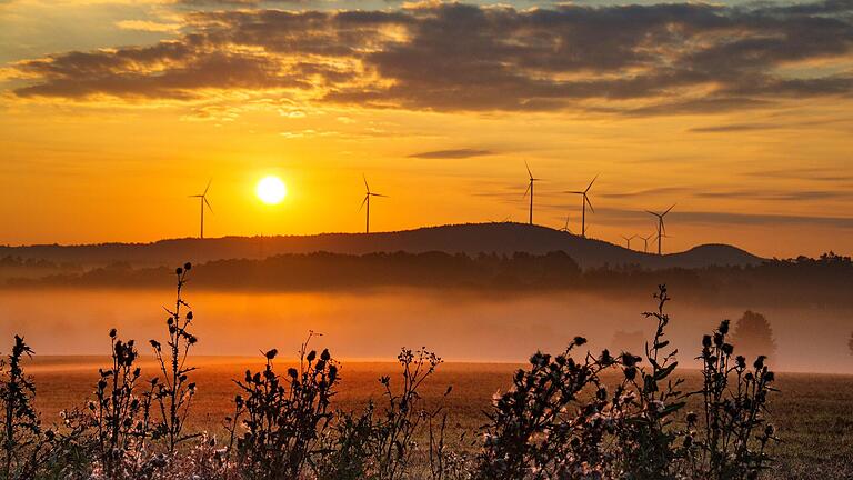 Eine solche Ansicht wie hier aus der Umgebung von Lichtenfels in Oberfranken soll es in der Rhön nicht geben: Landrat Thomas Habermann spricht sich weiter gegen Windräder in den Höhenlagen der Rhön aus. Eine solche Ansicht wie hier aus der Umgebung von Lichtenfels in Oberfranken soll es in der Rhön nicht geben: Landrat Thomas Habermann spricht sich weiter gegen Windräder in den Höhenlagen der Rhön aus.