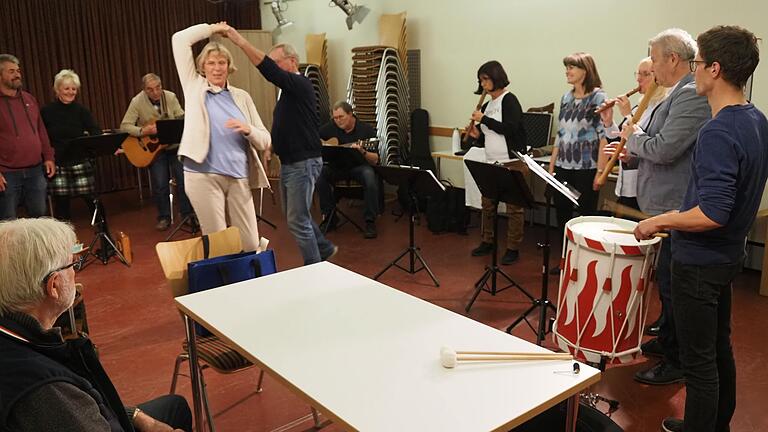 Im Vereinsheim wurde noch ohne Barett und Mittelaltertracht geübt: Am Sonntag laden die Barden zum Jubiläumskonzert ins Rathaus ein. Im Vereinsheim wurde noch ohne Barett und Mittelaltertracht geübt: Am Sonntag laden die Barden zum Jubiläumskonzert ins Rathaus ein.