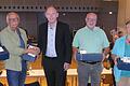 Erfreulicher Auftakt bei der Haushaltssitzung. Oberbürgermeister Stefan Güntner (Mitte) dankte vier Ratsmitgliedern unter dem Beifall der übrigen Ratsrunde für ihre langjährige Arbeit (von links): Uwe Pfeiffle (zehn Jahre), Klaus Heisel (40 Jahre), Uwe Hartmann und Bianca Tröge (je zehn Jahre).