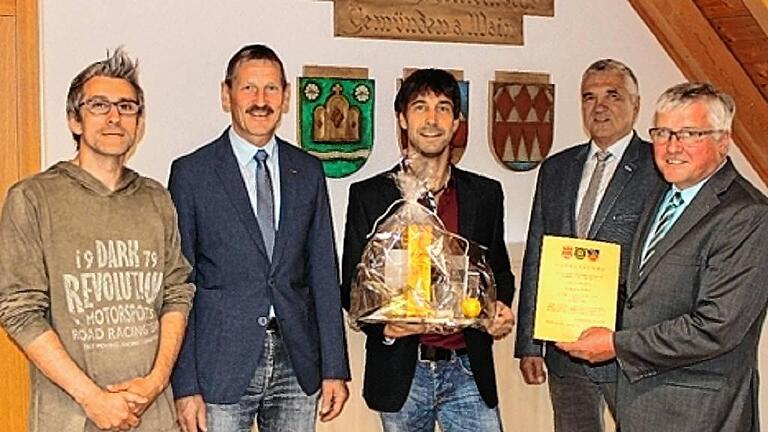 Dienstjubiläum von Alexander Rohner - (hr) Seit 25 Jahren gehört der Geschäftsstellenleiter Alexander Rohner dem öffentlichen Dienst an. Davon war er fast 15 Jahre in der Verwaltungsgemeinschaft (VG) Gemünden tätig. Aus diesem Anlass wurde ihm in einer Feierstunde eine Dankurkunde überreicht. Rohner leistete ab 1. Juli 1991 den Grundwehrdienst ab. Von 1992 bis zum 30. November 1995 war er im Landratsamt Bad Kissingen und anschließend bis zum 15. August 2001 im Landratsamt Main-Spessart in Karlstadt beschäftigt. Am 16. August 2001 trat er in den Dienst der VG Gemünden ein und wurde mit Wirkung vom 1. Januar 2002 zum Geschäftsstellenleiter bestellt. Seit dieser Zeit ist der Verwaltungsbeamte unter anderem für die Geschäftsleitung, die Kämmerei, das Personalwesen und die Stellvertretung im Standesamtswesen zuständig. Der Gemeinschaftsvorsitzende Martin Göbel überreichte als Anerkennung eine Dankurkunde und gratulierte. Die Glückwünsche der Mitarbeiter sprach der Personalratsvorsitzende Jochen Stemig aus und überreichte ein Präsent. Das Foto zeigt (von links) Jochen Stemig, Zweiter Bürgermeister Erich Fenn, Alexander Rohner, Bürgermeister Alfred Frank und Martin Göbel. Dienstjubiläum von Alexander Rohner - (hr) Seit 25 Jahren gehört der Geschäftsstellenleiter Alexander Rohner dem öffentlichen Dienst an. Davon war er fast 15 Jahre in der Verwaltungsgemeinschaft (VG) Gemünden tätig. Aus diesem Anlass wurde ihm in einer Feierstunde eine Dankurkunde überreicht. Rohner leistete ab 1. Juli 1991 den Grundwehrdienst ab. Von 1992 bis zum 30. November 1995 war er im Landratsamt Bad Kissingen und anschließend bis zum 15. August 2001 im Landratsamt Main-Spessart in Karlstadt beschäftigt. Am 16. August 2001 trat er in den Dienst der VG Gemünden ein und wurde mit Wirkung vom 1. Januar 2002 zum Geschäftsstellenleiter bestellt. Seit dieser Zeit ist der Verwaltungsbeamte unter anderem für die Geschäftsleitung, die Kämmerei, das Personalwesen und die Stellvertretung im Standesamtswesen zuständig. Der Gemeinschaftsvorsitzende Martin Göbel überreichte als Anerkennung eine Dankurkunde und gratulierte. Die Glückwünsche der Mitarbeiter sprach der Personalratsvorsitzende Jochen Stemig aus und überreichte ein Präsent. Das Foto zeigt (von links) Jochen Stemig, Zweiter Bürgermeister Erich Fenn, Alexander Rohner, Bürgermeister Alfred Frank und Martin Göbel.