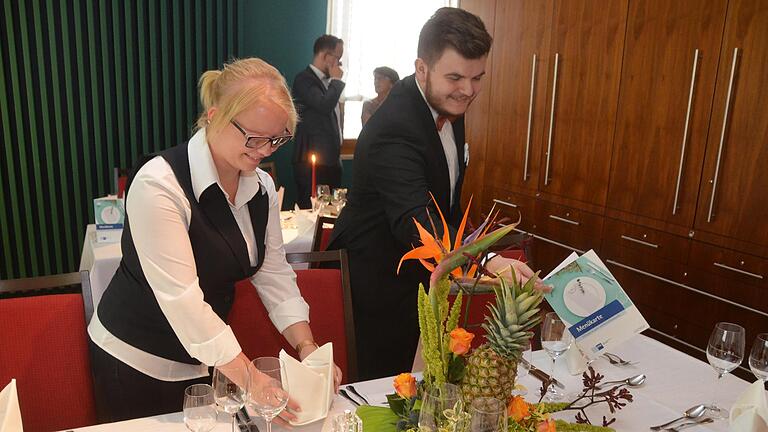 Praktische Prüfung bei den Hotelfachkräften: Auch Tischdekoration gehört dazu. Unser Bild zeigt zwei Prüfungsteilnehmer der Berufsschule Bad Kissingen, die die Prüfung 2018 ablegten. Foto: Peter Rauch/Archiv - Praktische Prüfung bei den Hotelfachkräften: Auch Tischdekoration gehört dazu. Unser Bild zeigt zwei Prüfungsteilnehmer der Berufsschule Bad Kissingen, die die Prüfung 2018 ablegten. Foto: Peter Rauch/Archiv Praktische Prüfung bei den Hotelfachkräften: Auch Tischdekoration gehört dazu. Unser Bild zeigt zwei Prüfungsteilnehmer der Berufsschule Bad Kissingen, die die Prüfung 2018 ablegten. Foto: Peter Rauch/Archiv - Praktische Prüfung bei den Hotelfachkräften: Auch Tischdekoration gehört dazu. Unser Bild zeigt zwei Prüfungsteilnehmer der Berufsschule Bad Kissingen, die die Prüfung 2018 ablegten. Foto: Peter Rauch/Archiv