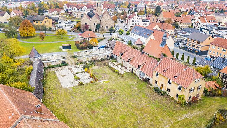 Eine Revitalisierung des Ebelsbacher Schlossareals - hier die Westseite des Innenareals mit der Kirche im Hintergrund - ist auch aus Sicht der Denkmalpflege 'ausdrücklich wünschenswert', teilt das Landratsamt Haßberge mit. Eine Revitalisierung des Ebelsbacher Schlossareals - hier die Westseite des Innenareals mit der Kirche im Hintergrund - ist auch aus Sicht der Denkmalpflege 'ausdrücklich wünschenswert', teilt das Landratsamt Haßberge mit.
