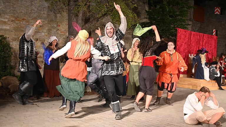 Happy End bei den Geyer-Festspielen: Dank eines Liebeselixirs, den die Gehilfen des Zauberers ins Bier gemischt haben, löst sich 'Zobels Zoff' in einem fröhlichen Reigen auf. Happy End bei den Geyer-Festspielen: Dank eines Liebeselixirs, den die Gehilfen des Zauberers ins Bier gemischt haben, löst sich 'Zobels Zoff' in einem fröhlichen Reigen auf.