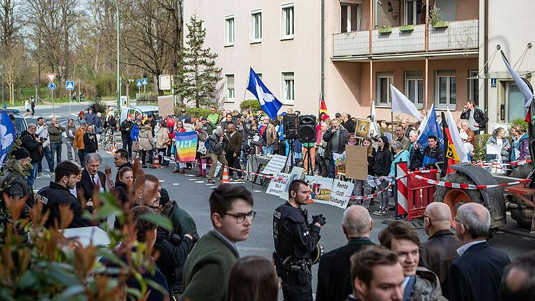 Gut 100 Menschen unterschiedlicher Couleur demonstrierten am Sonntag in Würzburg gegen einen Auftritt der FDP-Politikerin Marie-Agnes Strack-Zimmermann. Gut 100 Menschen unterschiedlicher Couleur demonstrierten am Sonntag in Würzburg gegen einen Auftritt der FDP-Politikerin Marie-Agnes Strack-Zimmermann.