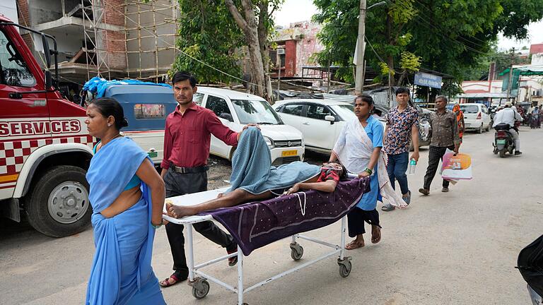 Proteste nach Vergewaltigung und Mord einer Ärztin in Indien - Krankenhäuser wiesen Patienten angesichts des Streiks ab. Proteste nach Vergewaltigung und Mord einer Ärztin in Indien - Krankenhäuser wiesen Patienten angesichts des Streiks ab.