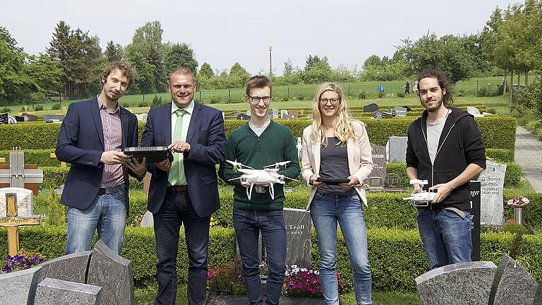 Friedhofserkundung mit Drohnen: (von links) Hendrik Flock (Projektleiter AKDB), Bürgermeister Thomas Eberth, Florian Baumgartner (Student der Universität Würzburg), Carina Kübert und Steven Hill (beide Lehrstuhl für Fernerkundung).