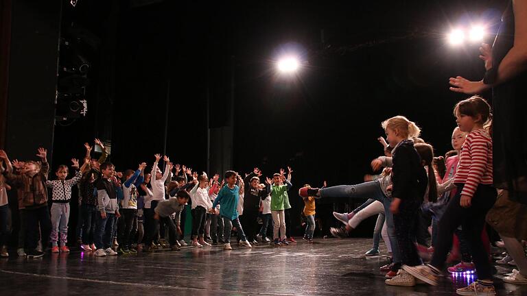 Die Sinnberg-Grundschule stellt einen Großteil der Darsteller für die 'Parade'. Passend zur WM treten sie dabei als Fußballmannschaften gegeneinander an. Fotos: Teresa Hirschberg - Die Sinnberg-Grundschule stellt einen Großteil der Darsteller für die 'Parade'. Passend zur WM treten sie dabei als Fußballmannschaften gegeneinander an. Fotos: Teresa Hirschberg Die Sinnberg-Grundschule stellt einen Großteil der Darsteller für die 'Parade'. Passend zur WM treten sie dabei als Fußballmannschaften gegeneinander an. Fotos: Teresa Hirschberg - Die Sinnberg-Grundschule stellt einen Großteil der Darsteller für die 'Parade'. Passend zur WM treten sie dabei als Fußballmannschaften gegeneinander an. Fotos: Teresa Hirschberg