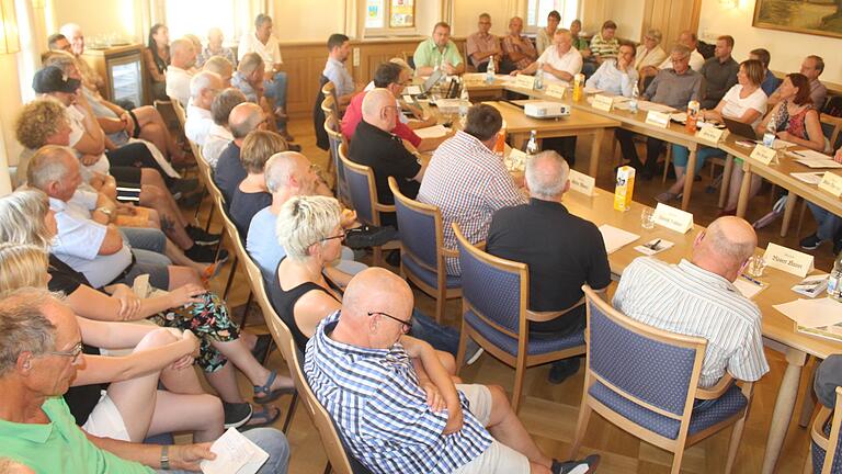 Ratssitzung vor vollem Haus: Rund 50 Zuhörer waren zur Gemeinderatssitzung in Wiesentheid gekommen, wo es erneut um das Thema Salatzucht ging. Ratssitzung vor vollem Haus: Rund 50 Zuhörer waren zur Gemeinderatssitzung in Wiesentheid gekommen, wo es erneut um das Thema Salatzucht ging.