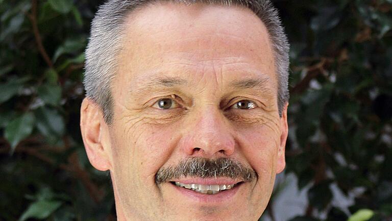 Dr. Rainer Kuhn ist nicht mehr Chefarzt der Inneren am Rhön-Klinikum Campus. Der 65-Jährige arbeitet reduziert als Facharzt in der Endoskopie weiter. Dr. Rainer Kuhn ist nicht mehr Chefarzt der Inneren am Rhön-Klinikum Campus. Der 65-Jährige arbeitet reduziert als Facharzt in der Endoskopie weiter. 