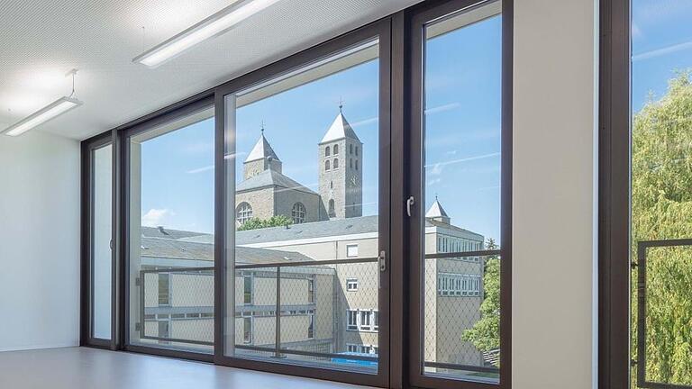 Ein Teil der Klassenzimmer des erst vor kurzem sanierten Egbert-Gymnasiums Münsterschwarzach bietet direkten Blick auf die Abtei. Das EGM ist eine von drei Privatschulen im Landkreis Kitzingen.&nbsp;