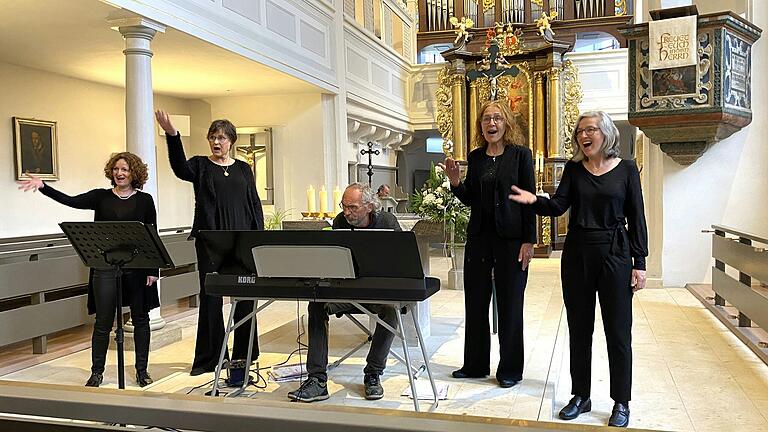 Take Five beim Songvortrag während der Konzertabendandacht in der St. Sixtus-Kirche Prichsenstadt.