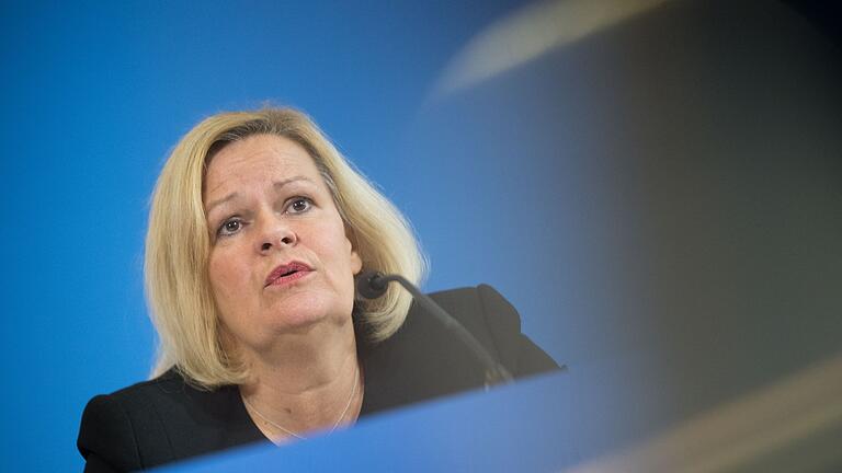Bundesinnenministerin Nancy Faeser (SPD) - Bundesinnenministerin Nancy Faeser (SPD) hielt Binnengrenzkontrollen anfangs für keine gute Idee. Inzwischen ist sie anderer Meinung - auch weil die Begrenzung irregulärer Migration inzwischen ein Anliegen ist, hinter dem alle drei Koalitionspartner stehen. (Archivfoto) Bundesinnenministerin Nancy Faeser (SPD) - Bundesinnenministerin Nancy Faeser (SPD) hielt Binnengrenzkontrollen anfangs für keine gute Idee. Inzwischen ist sie anderer Meinung - auch weil die Begrenzung irregulärer Migration inzwischen ein Anliegen ist, hinter dem alle drei Koalitionspartner stehen. (Archivfoto)