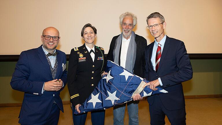 Ein Filmabend erinnerte an den Einmarsch der Amerikaner am 11. April 1945 in Schweinfurt. Im Bild (von links) Archivleiter Gregor Metzig, Lieutenant Colonel der Reserve Mary Ritzmann, Stephan Bleek und Oberbürgermeister Sebastian Remelé mit der Flagge aus der Ledward-Kaserne. Ein Filmabend erinnerte an den Einmarsch der Amerikaner am 11. April 1945 in Schweinfurt. Im Bild (von links) Archivleiter Gregor Metzig, Lieutenant Colonel der Reserve Mary Ritzmann, Stephan Bleek und Oberbürgermeister Sebastian Remelé mit der Flagge aus der Ledward-Kaserne. 